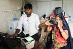 En kvinde får taget en scanning af sin iris tæt ved storbyen Aurangabad, så hun kan blive registreret i Indiens omfattende database.  Foto: Claus Blok Thomsen