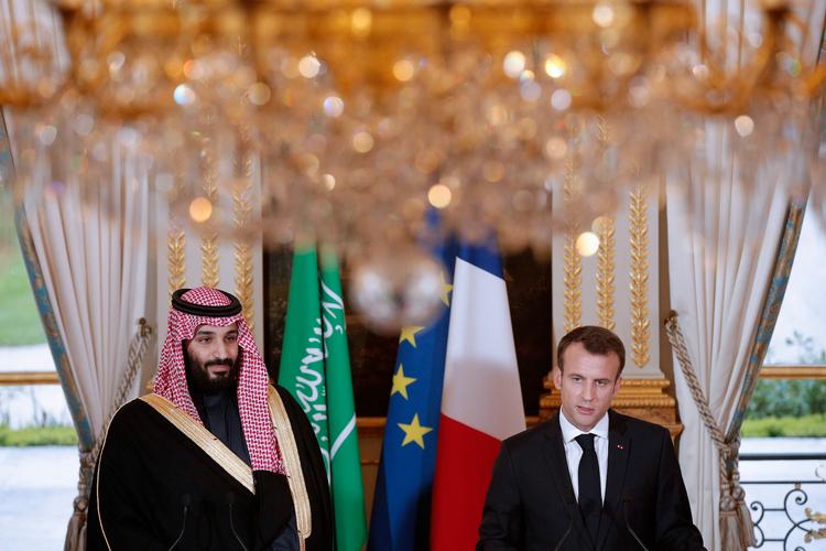 Frankrig sælger mange våben til Saudi-Arabien, og kronprins Mohamed bin Salman bliver modtaget med respekt af præsident Macron. Kronprinsens søster slap uden problemer fra mødet med fransk politi i 2016.  Foto: Yoan Valat/Ritzau Scanpix