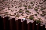 Græneskontrol ved den amerikansk-mexicanske grænse. Nu går  amerikanske myndigheder i gang med at opsøge indvandrere for at deportere dem. Foto: Daniel Becerril/Ritzau Scanpix