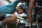 (Jakob Fuglsang giver cyklen et sidste eftersyn inden Tour de France-strabadserne. Foto: Marco Bertorello/Ritzau Scanpix