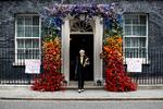Theresa May foran Downing Street 10. Når man bor her, er man altid på arbejde, siger hun også i interviewet.  Foto: Peter Nicholls/Ritzau Scanpix