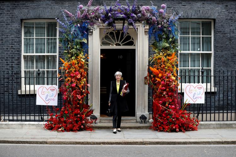 Theresa May foran Downing Street 10. Når man bor her, er man altid på arbejde, siger hun også i interviewet.  Foto: Peter Nicholls/Ritzau Scanpix