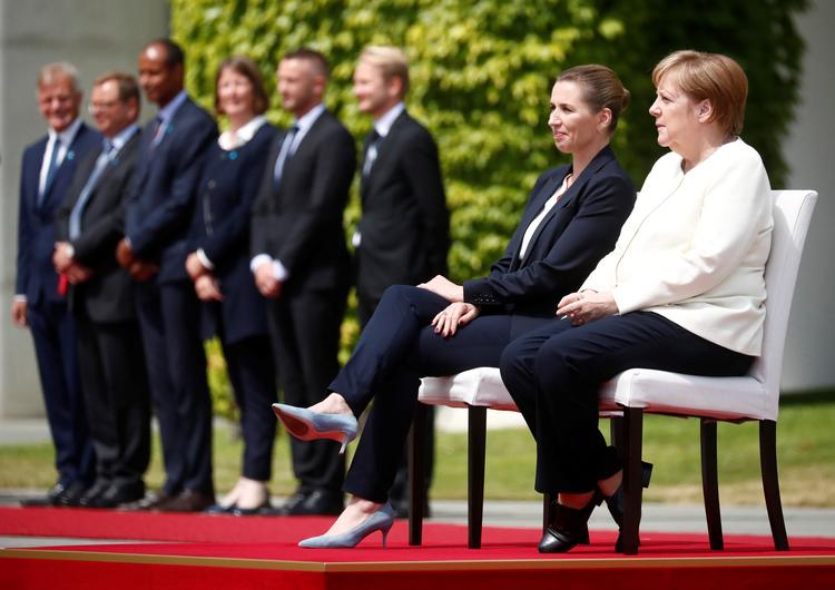 Da Danmarks statsminister, Mette Frederiksen, kom til Berlin, sad de to regeringschefer ned,  mens den tyske og danske nationalmelodi blev afspillet. Foto: Hannibal Hanschke/Ritzau Scanpix