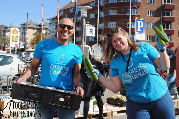 En gang om måneden arrangerer Foodsharing Copenhagen fællesspisning, hvor middagen er tilberedt af overskudsmad. 