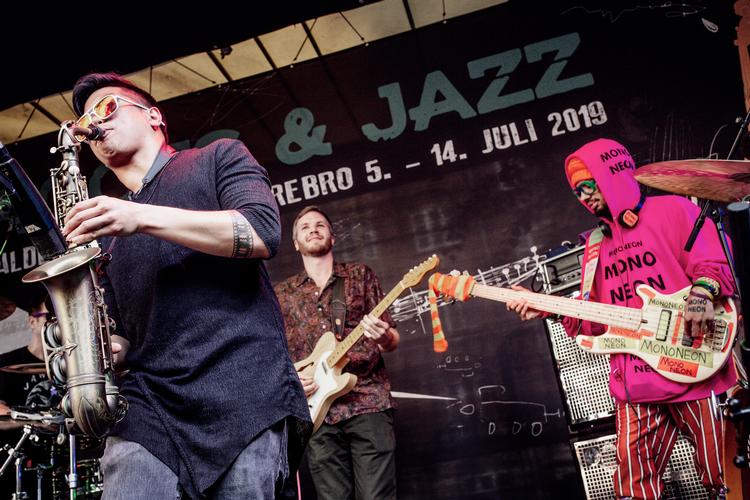 
 MonoNeon klædt i neonfarver fra top til tå, inklusive dinglesok, var den store oplevelse, da Ghost-Note gæstede jazzfestivalen.
   Foto: Miriam Dalsgaard/POLFOTO
