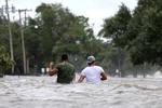 En oversvømmet vej i Mandeville, Louisiana. Byen New Orleans klarede sig tilsyneladende uden oversvømmelser, mens en by som Lafayette fortsat må være på vagt på grund af meldinger om meget mere nedbør. Foto: Jonathan Bachman/Ritzau Scanpix