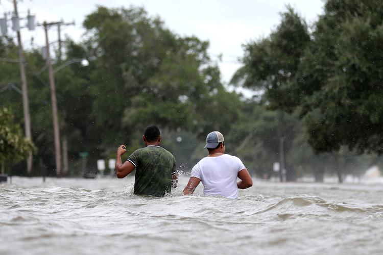En oversvømmet vej i Mandeville, Louisiana. Byen New Orleans klarede sig tilsyneladende uden oversvømmelser, mens en by som Lafayette fortsat må være på vagt på grund af meldinger om meget mere nedbør. Foto: Jonathan Bachman/Ritzau Scanpix