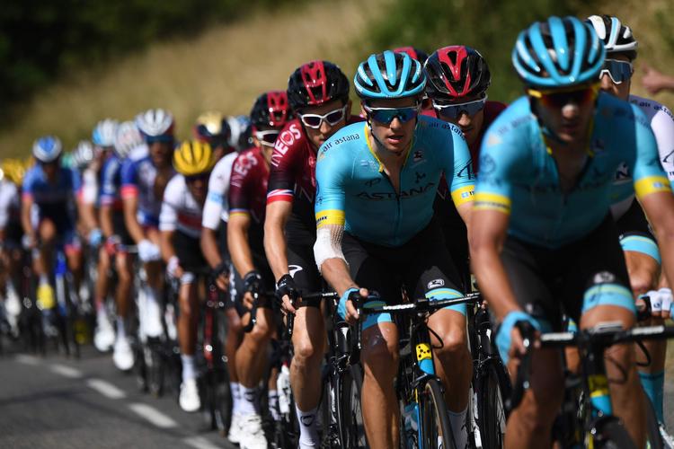 Jakob Fuglsang, her i 2. position, og hans Astana-tropper blæste til angreb på gårsdagens etape. Foto: Anne-christine Poujoulat/Ritzau Scanpix