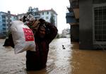 De lokale forsøger at slæbe deres ejendele til tørre steder i hovedstaden. Foto: Navesh Chitrakar/Ritzau Scanpix