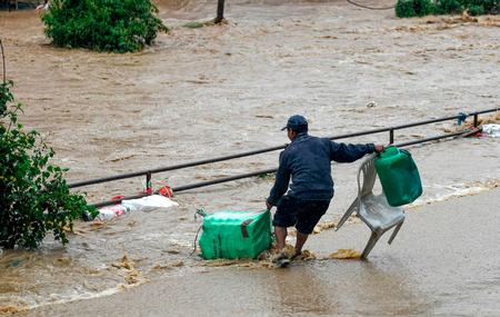 Uafbrudt regn de seneste dage har ført til vilde oversvømmelser i Nepal, og flere har mistet deres hjem.  Foto: Prakash Mathema/Ritzau Scanpix
