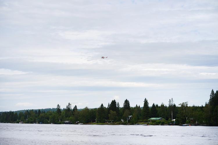 En redningshelikopter i luften ved ulykkesstedet.  Foto: 11630 Samuel Pettersson/Ritzau Scanpix
