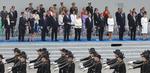 forsvarsminister, Trine Bramsen (S) fik  sammen med blandt andre Macron, og den tyske forbundskansler, Angela Merkel, serveret et militært show med kampvogne, hundepatruljer og en flyvende soldat, der kunne ligne en rolle i filmen 'Tilbage til Fremtiden'. Foto: Ludovic Marin/Ritzau Scanpix