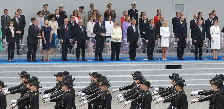 forsvarsminister, Trine Bramsen (S) fik  sammen med blandt andre Macron, og den tyske forbundskansler, Angela Merkel, serveret et militært show med kampvogne, hundepatruljer og en flyvende soldat, der kunne ligne en rolle i filmen 'Tilbage til Fremtiden'. Foto: Ludovic Marin/Ritzau Scanpix