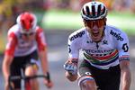 Daryl Impey kan juble over etapesejren, mens Tiesj Benoot i baggrunden må resignere. Foto: Marco Bertorello/Ritzau Scanpix