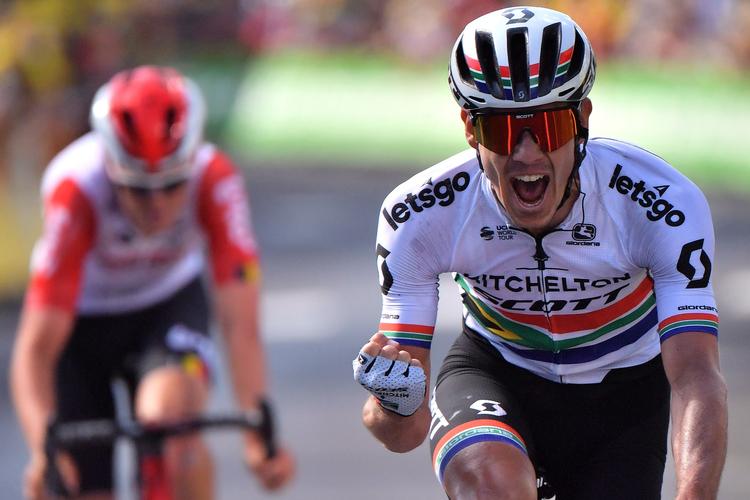 Daryl Impey kan juble over etapesejren, mens Tiesj Benoot i baggrunden må resignere. Foto: Marco Bertorello/Ritzau Scanpix