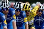Feltet med blandt andet den gule førertrøjer Julian Alaphilippe tog sig en slapper. Foto: Christian Hartmann/Ritzau Scanpix