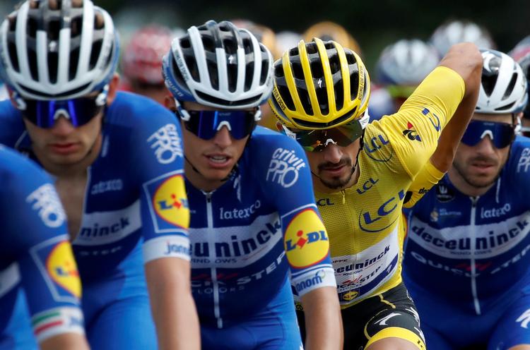 Feltet med blandt andet den gule førertrøjer Julian Alaphilippe tog sig en slapper. Foto: Christian Hartmann/Ritzau Scanpix
