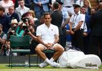 Roger Federers tomme ansigtsudtryk fortæller mere end mange ord om schweizerens følelser ovenpå nederlaget til Djokovic. Foto: Hannah Mckay/Ritzau Scanpix