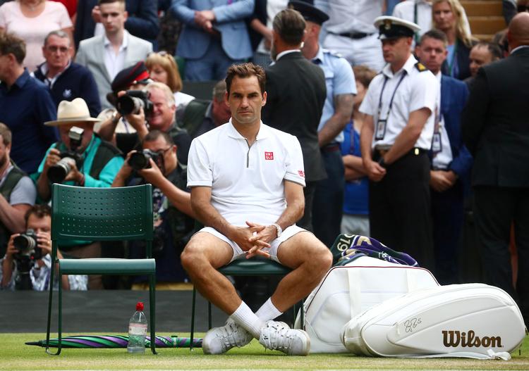 Roger Federers tomme ansigtsudtryk fortæller mere end mange ord om schweizerens følelser ovenpå nederlaget til Djokovic. Foto: Hannah Mckay/Ritzau Scanpix