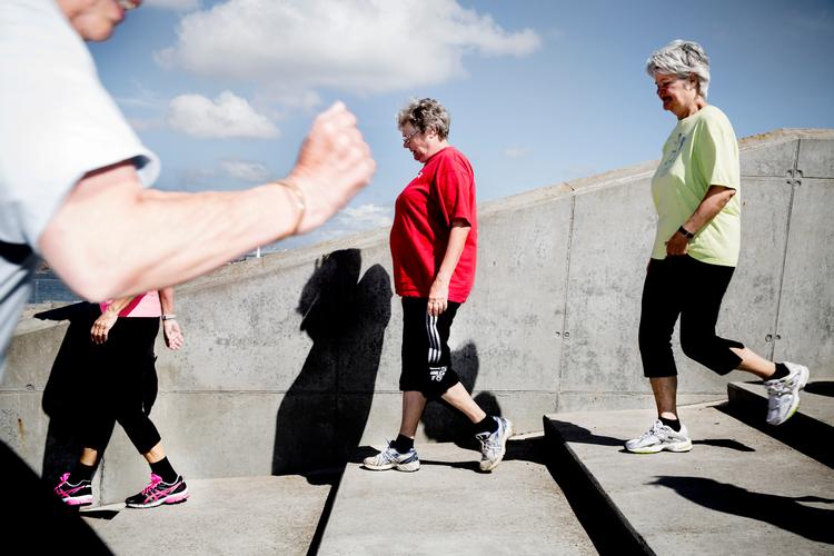 Gå i rask tempo og få pulsen op, hvis gåture er den eneste motionsform, du får. Pulsen skal op mindst to gange om ugen, lyder anbefalingen.   
   Foto: Daniel Hjorth/POLFOTO