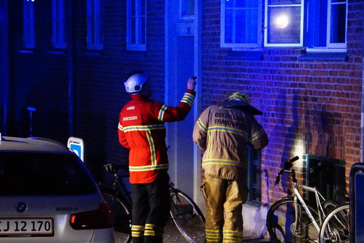En genstand blev kastet ind gennem en rude, og efterfølgende opstod der en mindre brandskade i lejligheden i Aarhus, der ifølge AGF og FCK tilhører Jens Stage, der netop er skiftet til københavner klubben.  Foto: Presse-fotos.dk/Ritzau Scanpix