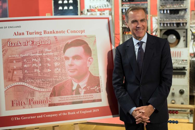 Den britiske nationalbanks direktør,  Mark Carne, står ved siden af den nye udgave af 50-pundsedlen, som prydes af matematiker Alan Turing.  Foto: Oli Scarff/Ritzau Scanpix