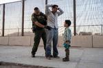 En mand og hans 6-årige søn kropsvisiteres af en grænsevagt i El Paso, Texas. Fremover vil USA's præsident Trump gøre det vanskeligere at søge asyl i USA via Mexico. Foto: Paul Ratje/Ritzau Scanpix