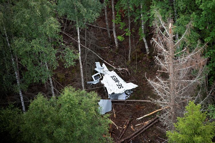 En del af vingen på det fly, der søndag styrtede ned ved Umeå i Sverige, brækkede af i luften, lyder det fra den svenske havarikommission. Foto: Tt News Agency/Ritzau Scanpix