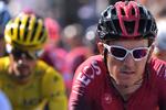 Geraint Thomas (forrest) ligger nummer to i klassementet med 1.12 minutter op til Julian Alaphilippe - men også med en række stærke konkurrenter distanceret. 
   Foto: Marco Bertorello/Ritzau Scanpix