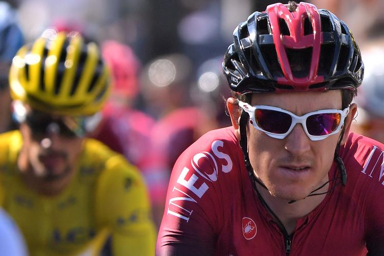 Geraint Thomas (forrest) ligger nummer to i klassementet med 1.12 minutter op til Julian Alaphilippe - men også med en række stærke konkurrenter distanceret. 
   Foto: Marco Bertorello/Ritzau Scanpix