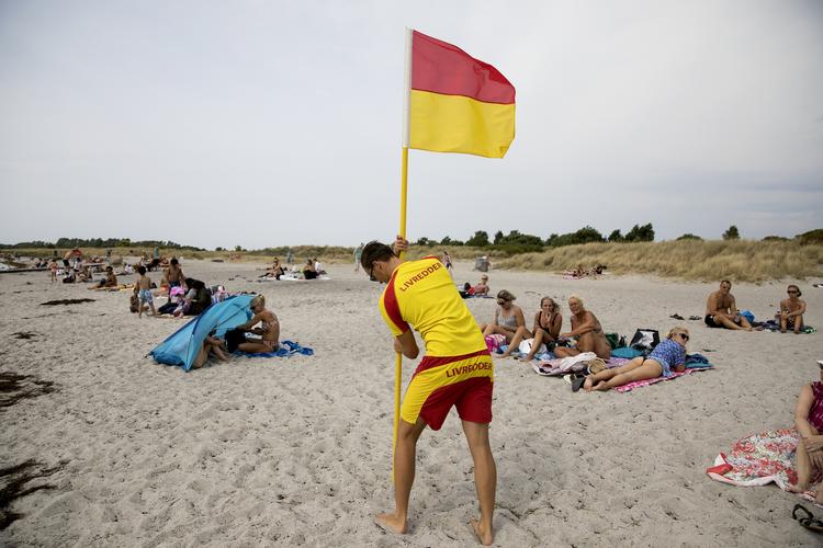 Der er generelt noget mere stille på udendørskontoret hos livredderne langs de danske kyster, når man sammenligner med sidste års kanon sommer.  Foto: Finn Frandsen/POLFOTO