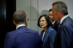 Taiwans præsident, Tsai Ing-wen, ses her forlade et møde i New York.  USA's milliardsalg af våben til Taiwan får Kina til at skrue bissen på og vil bryde handelsforbindelsen med amerikanske virksomheder.   Foto: Eduardo Munoz/Ritzau Scanpix