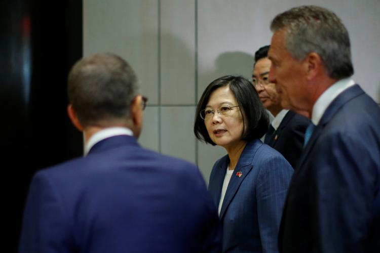 Taiwans præsident, Tsai Ing-wen, ses her forlade et møde i New York.  USA's milliardsalg af våben til Taiwan får Kina til at skrue bissen på og vil bryde handelsforbindelsen med amerikanske virksomheder.   Foto: Eduardo Munoz/Ritzau Scanpix