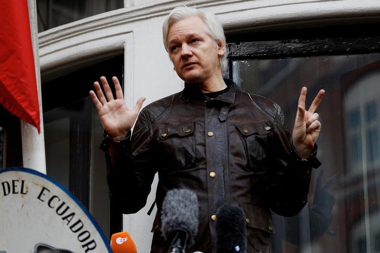 Assange har altid nægtet at have samarbejdet med den russiske regering, men nu kommer det ifølge CNN frem, at Wikileaks-stifteren havde lange møder med russere, da han opholdt sig på Ecuadors ambassade i London.  Foto: Peter Nicholls/Ritzau Scanpix