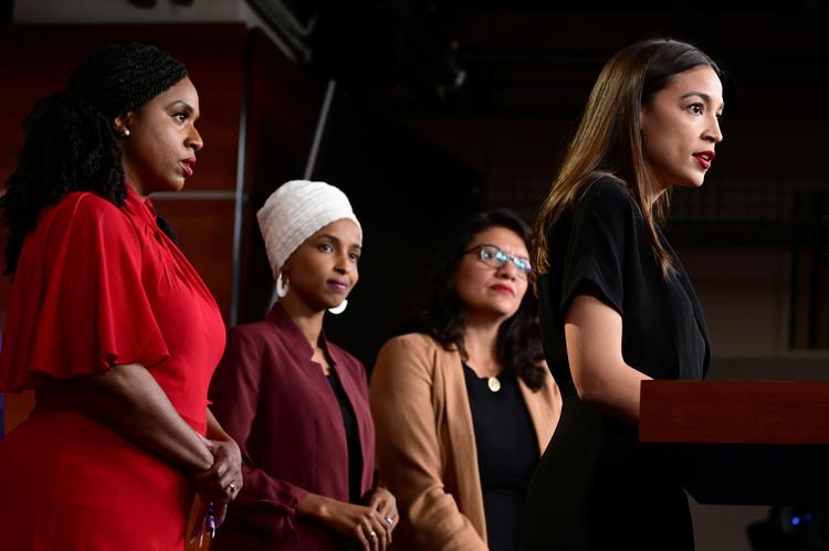 Præsident Trumps tweet om, at fire kvindelige kongresmedlemmer burde rejse hjem, er ifølge amerikanske medier henvendt mod disse fire kvinder -  Alexandria Ocasio-Cortez fra New York, Ilhan Omar fra Minnesota, Ayanna Pressley fra Massachusetts og Rashida Tlaib fra Michigan. Kun Omar er født uden for USA. Foto: Erin Scott/Ritzau Scanpix