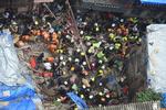 Redningsmandskab leder efter overlevende i murbrokkerne af den fire etager høje bygning, der er kollapset i Mumbai. Det er uklart, hvor mange mennesker der er fanget i bygningen.  Foto: Punit Paranjpe/Ritzau Scanpix