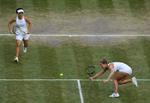 Canadas Gabriela Dabrowski (til højre) og Kinas Xu Yifan i kamp på Wimbledon-anlægget til den netop overståede turnering. Dansk Tennis Forbund ønsker sig en græsturnering i WTA-regi. Men det kan have lange udsigter. Foto: Ben Stansall/Ritzau Scanpix