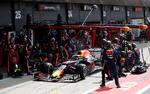 Red Bull satte verdensrekord i dækskift på Pierre Gaslys racer under weekendens løb på Silverstone i Storbritannien. Her er det teamkammerat Max Verstappen, der får nye dæk sat på.  Foto: Matthew Childs/Ritzau Scanpix