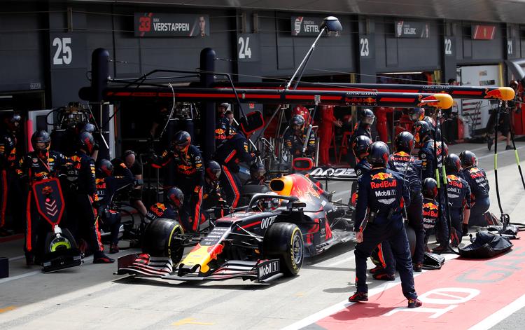 Red Bull satte verdensrekord i dækskift på Pierre Gaslys racer under weekendens løb på Silverstone i Storbritannien. Her er det teamkammerat Max Verstappen, der får nye dæk sat på.  Foto: Matthew Childs/Ritzau Scanpix