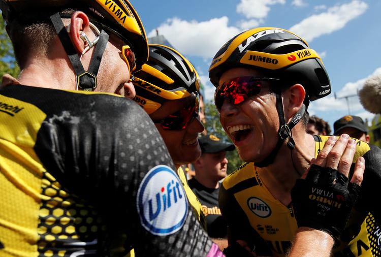 Team Jumbo-Visma har haft meget at glæde sig over i Tour de France som her, hvor Wout van Aert jubler over mandagens etapesejr. Og det hollandske mandskab har også taget en klar føring på præmielisten.
 Foto: Gonzalo Fuentes/Ritzau Scanpix