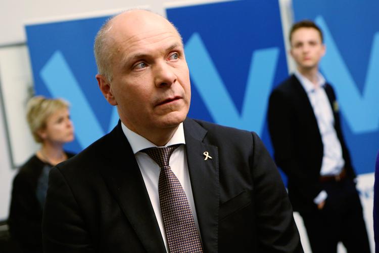 Søren Gade går imod linjen i sin gruppe, Forny Europa, og undlader at stemme for Ursula von der Leyen i aftenens afsteming. Foto: Jens Henrik Daugaard/POLFOTO