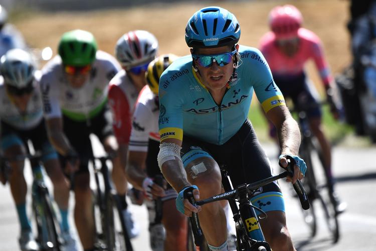 Efter et tidligt styrt har Jakob Fuglsang kæmpet sig gennem første halvdel af Tour de France, men Astana-rytteren har lidt et dumt tidstab, som han nu skal forsøge at indhente. Foto: Jeff Pachoud/Ritzau Scanpix