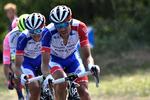 Thibaut Pinot prøver forgæves at råde bod på den fejl, han og blandt andre også Jakob Fuglsang begik på mandagens etape til Albi, da de satte kostbar tid til. Foto: Jeff Pachoud/Ritzau Scanpix