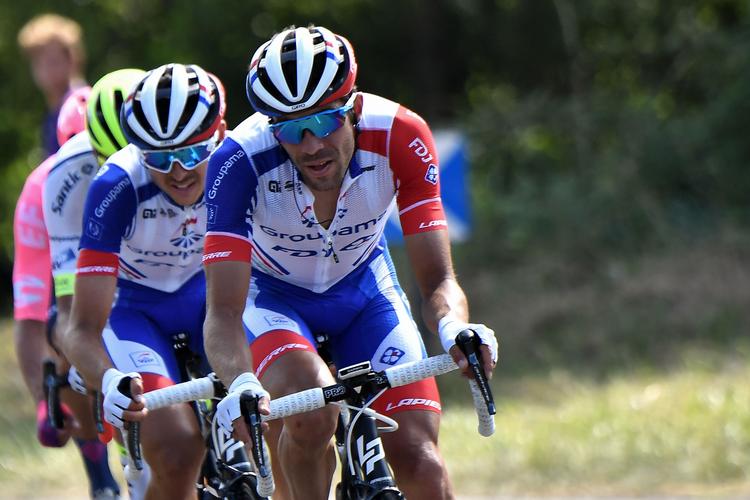 Thibaut Pinot prøver forgæves at råde bod på den fejl, han og blandt andre også Jakob Fuglsang begik på mandagens etape til Albi, da de satte kostbar tid til. Foto: Jeff Pachoud/Ritzau Scanpix