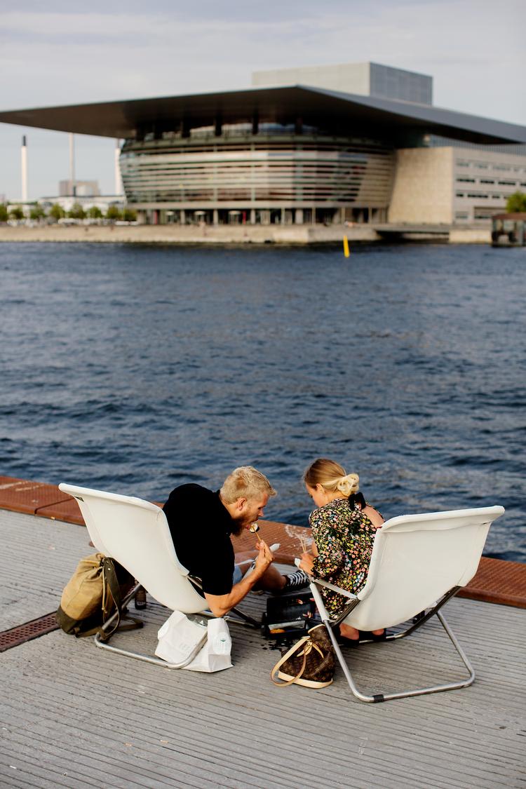 Hvordan forbereder du den bedste date? Ved at kende din udkårnes stjernetegn siger Ibyens husastrolog, Madam Mimosa.  Foto: Emma Sejersen/POLFOTO