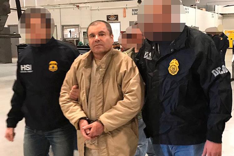 Joaquin Guzman Loera bedre kendt som El Chapo fotograferet ved udleveringen til USA i 2017.  Tilnavnet betyder ’kort’ og hentyder til Guzmáns højde, som flere steder angives til 167 centimeter.

 Foto: Ho/Ritzau Scanpix