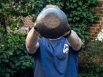 Selvgjort er velgjort. Ved at træne kettlebell i haven, slipper man for padderne i centret. Til gengæld er der lidt varmt, og nu skulle man jo nødigt overanstrenge sig. Foto: Christian Skylv