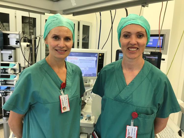 Lisbeth Østergaard og Helene Frøkjær er i dag anæstesisygeplejersker i Norge. De forlod Aarhus Universitetshospital, fordi de ikke kunne få et større kvalifikationstillæg. Men til efteråret vender de hjem, fordi hospitalet ikke kan undvære dem. Til højere lønninger.  Foto: Privatfoto