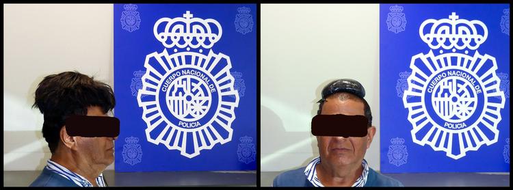 Spansk politi var ikke overbevist af en 65-årig colombiansk mands forsøg på at skjule et halvt kilo kokain under sin toupé.   Foto: Ho/Ritzau Scanpix
