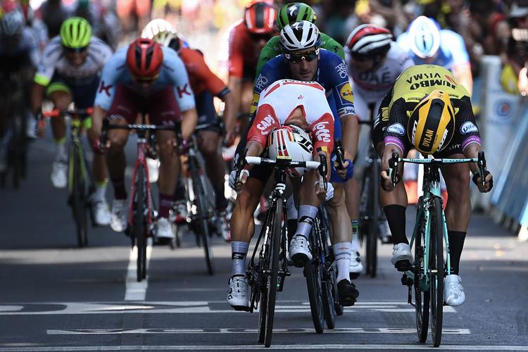 I sin karakteristiske, stærkt foroverbøjede stil lykkedes det lige netop Caleb Ewan at presse sin cykel foran Dylan Groenewegens (t.h). Foto: Anne-christine Poujoulat/Ritzau Scanpix